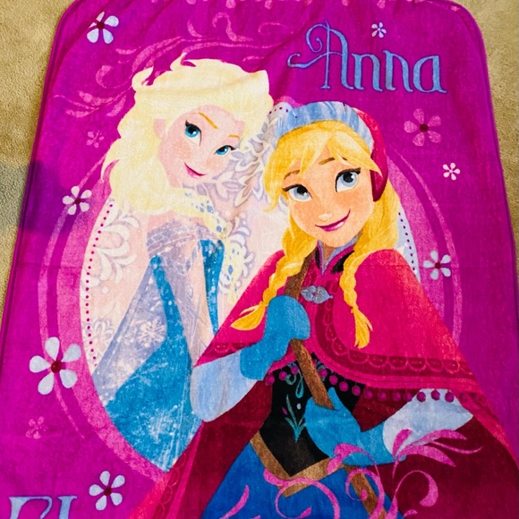 Frozen 2 Elsa & Anna blanket - Picture 1 of 5